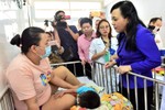 Bộ trưởng Bộ Y tế: Con trẻ mắc sởi, mẹ cũng cần tiêm ngừa