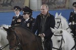 Tổng thống Putin trổ tài cưỡi ngựa trước các nữ cảnh sát Nga