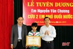 Nam sinh cứu 2 em nhỏ đuối nước nhận bằng khen Chủ tịch UBND tỉnh Hà Tĩnh