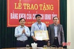 Chủ tịch UBND tỉnh Hà Tĩnh tặng bằng khen cán bộ xã cứu 2 em nhỏ đuối nước