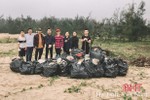 Nhóm bạn Hà Tĩnh tham gia dọn rác “Thách thức để thay đổi”