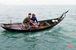 Ngư dân Hà Tĩnh thả rùa biển nặng gần 40kg về môi trường tự nhiên