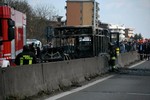 Một xe buýt chở đầy học sinh bị bắt cóc ở miền Bắc Italy