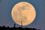 Siêu trăng cuối cùng trong năm 2019 thắp sáng bầu trời khắp nơi trên thế giới