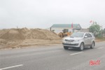 Bãi cát không phép ngang nhiên hoạt động bên QL 1A ở Hà Tĩnh