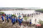 Hàng trăm học sinh TP Hà Tĩnh trồng cây vì màu xanh rừng ngập mặn