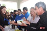 Hơn 200 bát cháo tình thương trao tặng bệnh nhân nghèo huyện Cẩm Xuyên