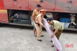 Cảnh sát giao thông Hà Tĩnh bắt giữ xe khách chở 1.153 kg vải "lậu"