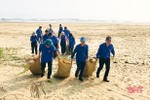 Tuổi trẻ Hà Tĩnh làm sạch các bãi biển đón mùa du lịch mới