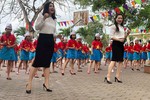 Sôi động vũ điệu sân trường của giáo viên, học sinh trường làng