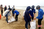 Tuổi trẻ Trường THPT Nguyễn Trung Thiên làm sạch bải biển Thạch Hải