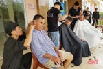 Bệnh nhân "sướng rơn" vì được cắt tóc, cạo râu miễn phí