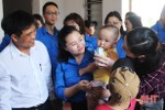 Tuổi trẻ Văn phòng Chính phủ tặng quà gia đình khó khăn, trẻ mồ côi Hà Tĩnh