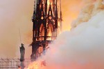Lính cứu hỏa Pháp chạy đua với thời gian cứu Nhà thờ Đức Bà Paris bốc cháy
