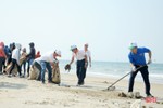 Gần 1.000 cán bộ, chiến sỹ, ĐVTN Hà Tĩnh tham gia làm sạch biển
