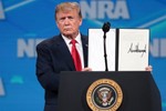 Thế giới ngày qua: Tổng thống Trump tuyên bố rút Mỹ khỏi Hiệp ước buôn bán vũ khí