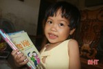 Ngạc nhiên bé gái chưa đầy 4 tuổi ở Hà Tĩnh đọc sách báo như người lớn