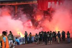 Hàng Đẫy bị "treo" vì pháo sáng: Nỗi đớn đau bóng đá Việt!