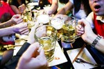 “Đập tan” lý lẽ dân nhậu: Uống bia mát, ít hại hơn uống rượu