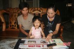 Chưa đầy 4 tuổi, bé gái Hà Tĩnh đã đọc sách báo như người lớn