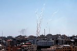 Thế giới ngày qua: Khoảng 100 quả rocket được bắn từ Dải Gaza nhằm vào Nam Israel