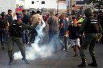 Thế giới ngày qua: Đảo chính ở Venezuela, Tổng thống khẳng định quân đội trung thành tuyệt đối