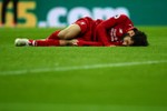 Salah bật khóc vì dính chấn thương, có thể lỡ trận gặp Barca