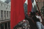 30/4/1975, người Hà Nội đổ ra đường lắng nghe loa báo tin thắng trận