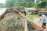 Bắt quả tang 3 sà lan hút cát trái phép trên sông Lam