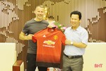 Cựu cầu thủ MU - Ryan Giggs chào xã giao lãnh đạo Hà Tĩnh