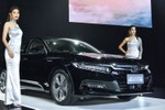 Honda Accord 2019 giá 1 tỷ đồng, Toyota Camry "toát mồ hôi"