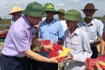 Trao gần 100 lá cờ Tổ quốc và quà cho ngư dân Lộc Hà
