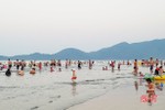 Nắng nóng, người dân Hà Tĩnh đổ xô xuống biển giải nhiệt