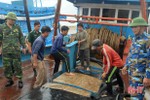 Bắt 2 tàu giã cào khai thác hải sản trái phép trên vùng biển Hà Tĩnh