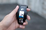 Smartphone đeo tay màn hình uốn dẻo giá 10 triệu đồng