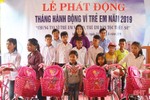 Hoa hậu Nhân ái Nguyễn Bích Thu trao quà cho trẻ em dân tộc Chứt