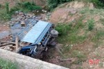 Xe chở gỗ lao xuống khe ở Hà Tĩnh, 2 người tử vong