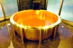 Tắm trong bồn bằng vàng 18 carat trải nghiệm làm “đại gia”