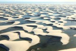 Kỳ lạ nghìn hồ nước xếp chi chít giữa sa mạc bước ra từ vũ trụ Marvel