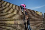 Mỹ đánh thuế với hàng hóa Mexico vì vấn đề người nhập cư trái phép
