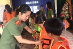 Phụ nữ Công an Hà Tĩnh tặng quà cho trẻ em nghèo học giỏi