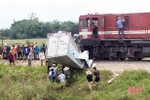 Hà Tĩnh: Tàu hỏa tông xe chở hàng, tài xế bị đứt lìa chân, nguy kịch