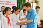 Trao tặng học bổng cho học sinh Hà Tĩnh hoàn cảnh khó khăn