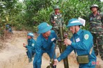 Xem dân quân Hà Tĩnh diễn tập bắn súng cối 82mm