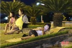 Trốn nóng cả đêm, người dân Hà Tĩnh xách chiếu ra "hóng gió" nơi công cộng