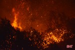 Cháy rừng trong đêm, TX Kỳ Anh huy động hàng trăm người dập lửa