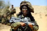 Các cô gái xinh đẹp của quân đội Israel trên sa mạc nóng bỏng