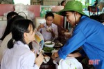 Sỹ tử ấm lòng với bữa cơm tiếp sức mùa thi ở Hà Tĩnh