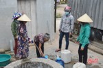 Một gia đình vùng cao ở Hà Tĩnh cho cả xóm múc nước giếng về dùng trong cơn "đại khát"