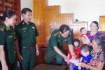 BĐBP Hà Tĩnh trao quà động viên con cán bộ, chiến sỹ mắc bệnh hiểm nghèo
